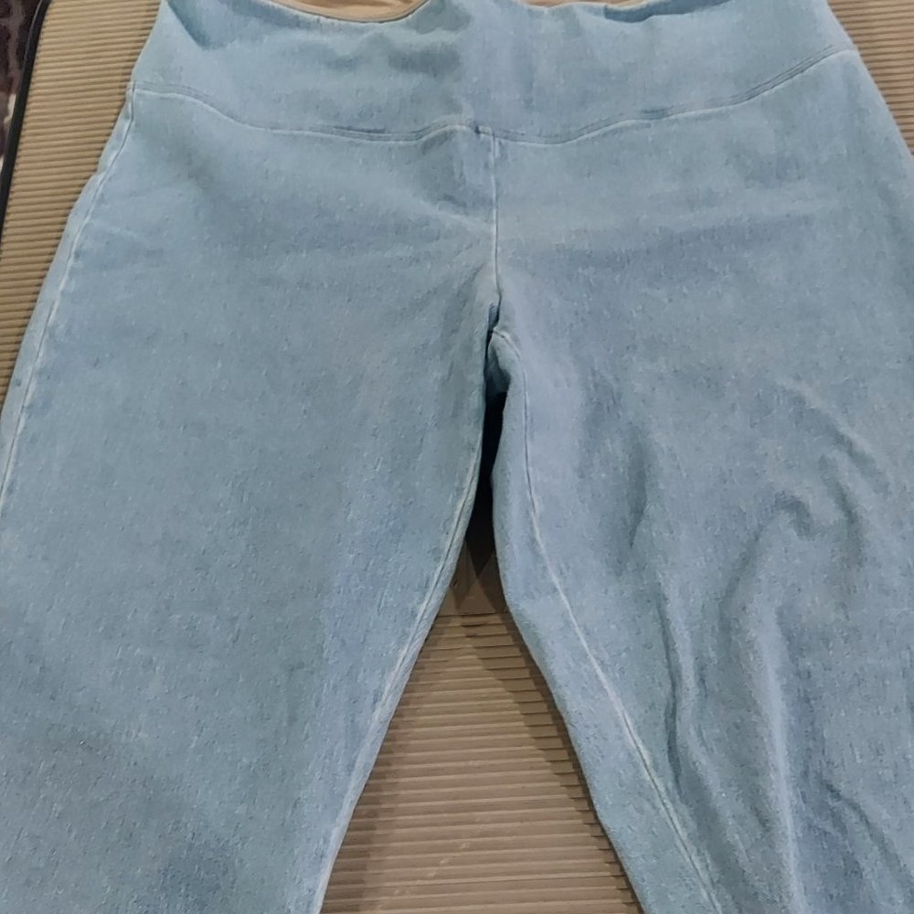 Light denim pedal pushers